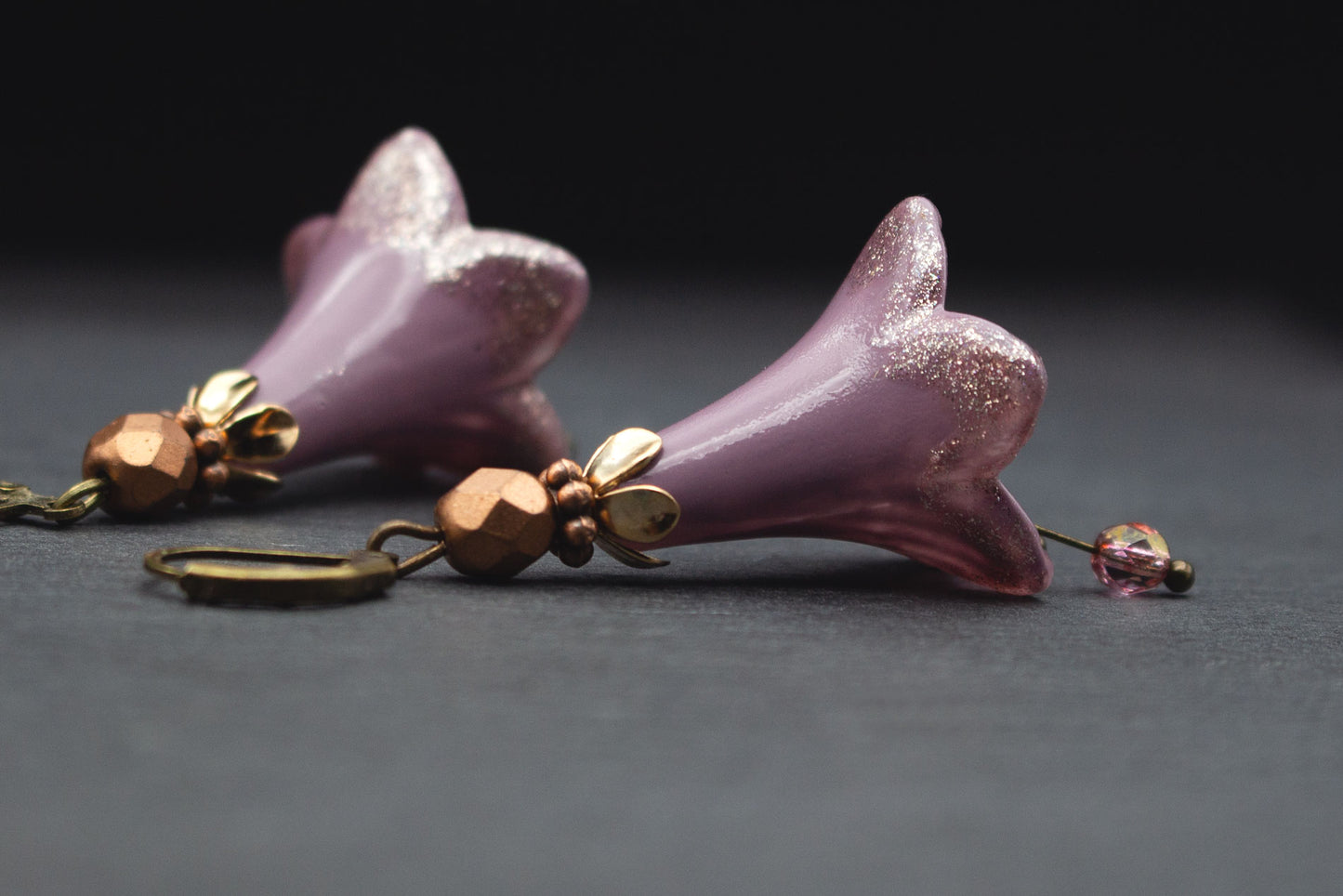 Romantische Blütenohrringe in Flieder mit Altrosa Glasperlen und Bronze-Details – eleganter Schmuck