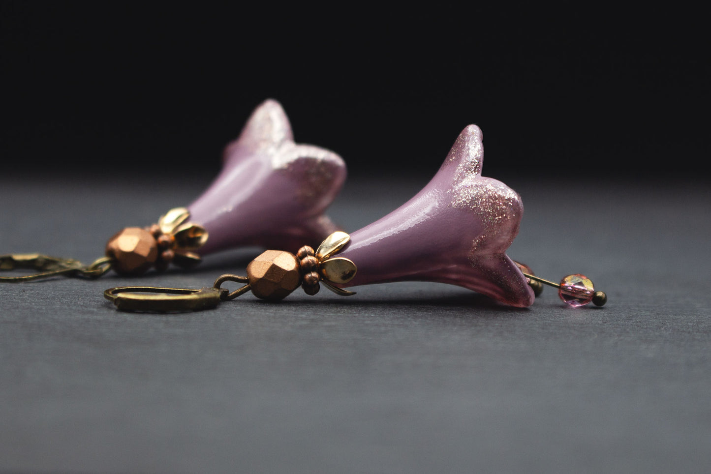 Fliederfarbene Blütenohrringe mit Glitzer und Kupfer-Perlen – verspielter Schmuck im Vintage-Stil