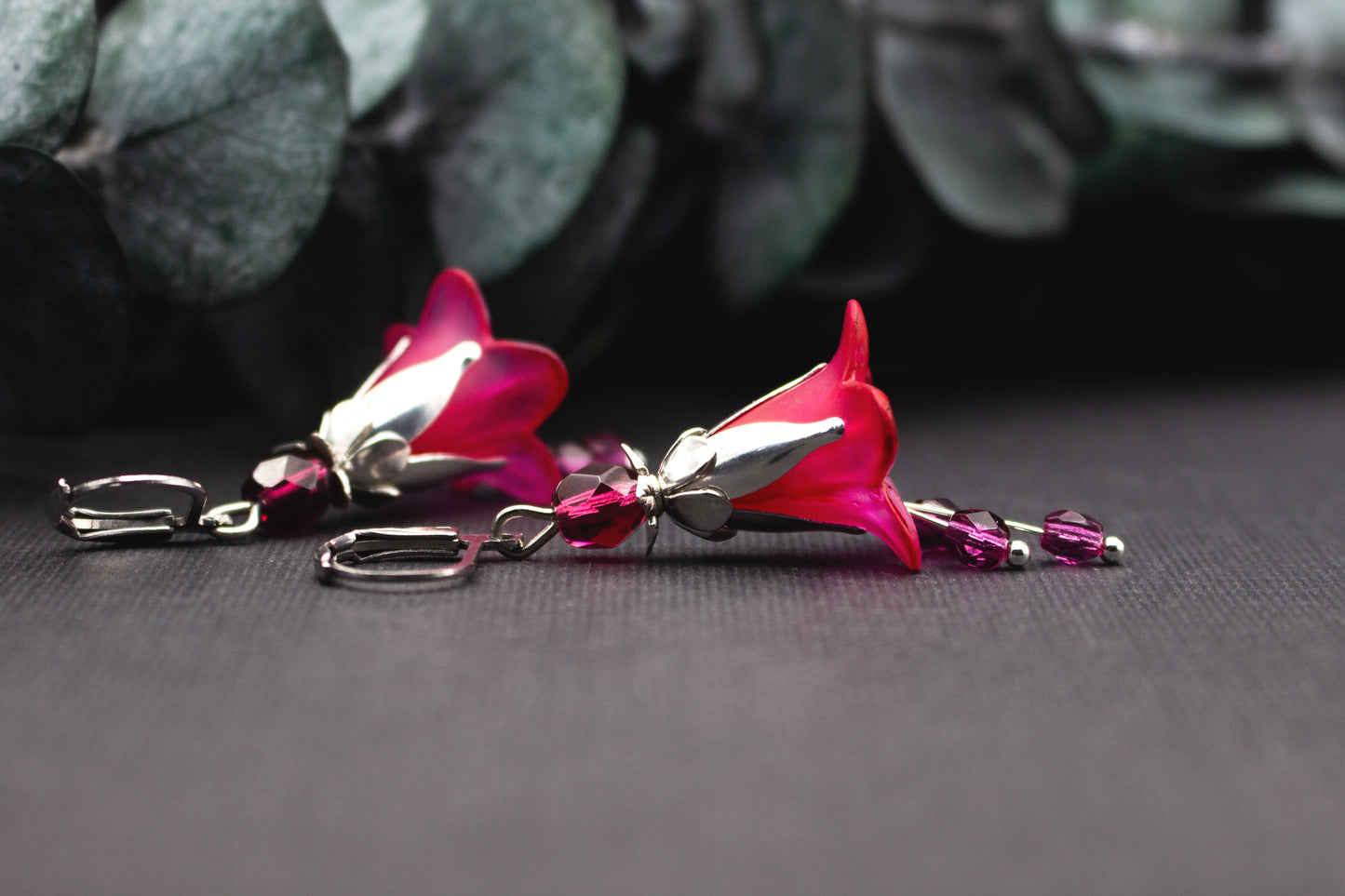 Elegante florale Ohrringe in Pink mit Glasperlen und silberfarbenen Elementen im Hero Produkt Stil