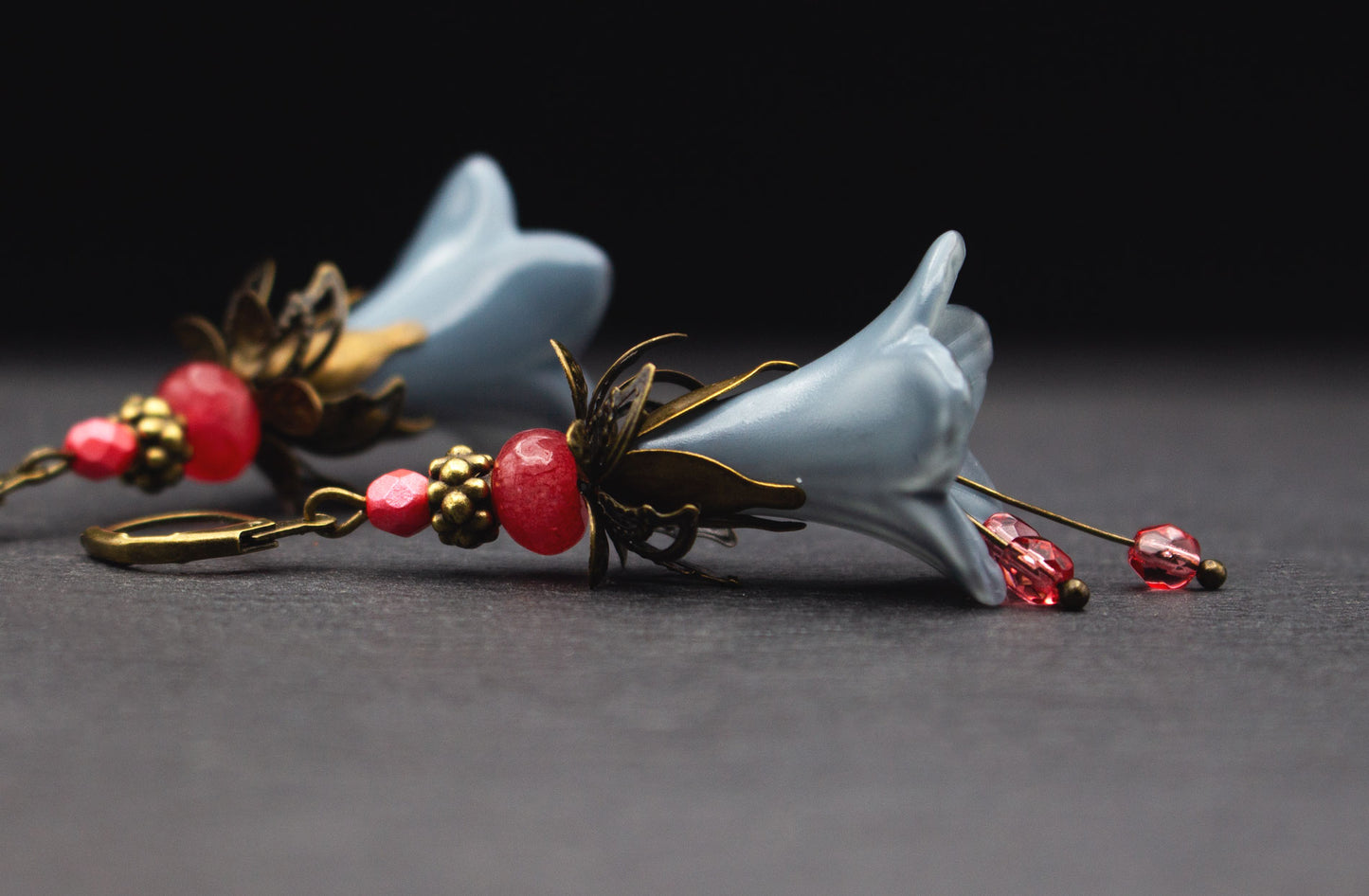 Ohrhänger Blütenohrringe Grau Pink Rot mit Glasperlen und Bronze-Details – romantischer Schmuck