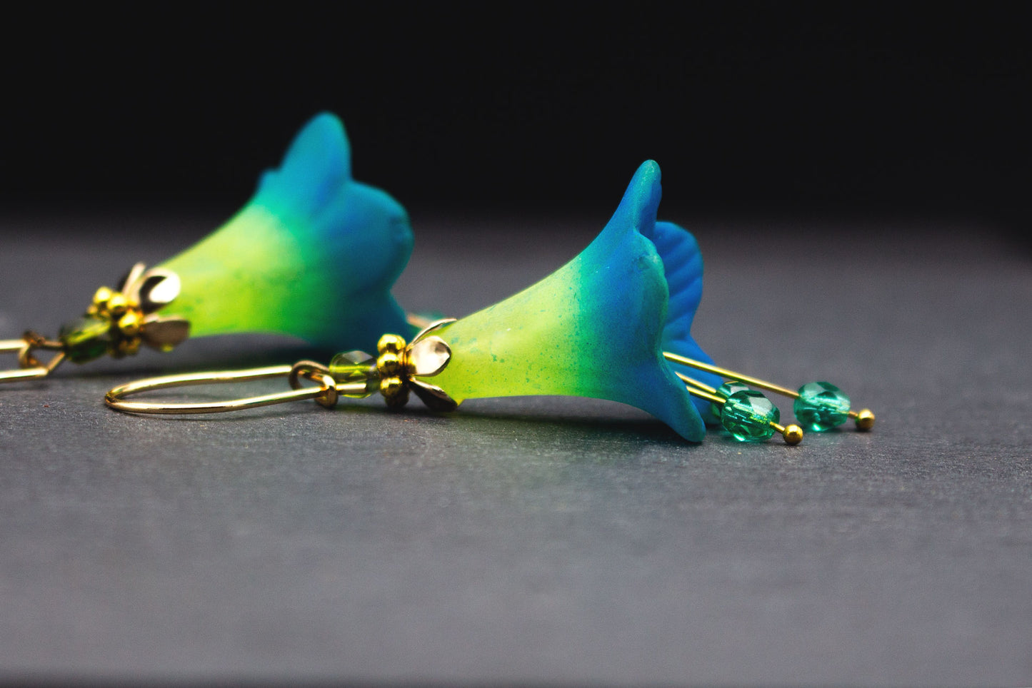 Elegante Blütenohrringe in Grün und Blau mit Glasperlen – Ohrschmuck für Hochzeit und Alltag