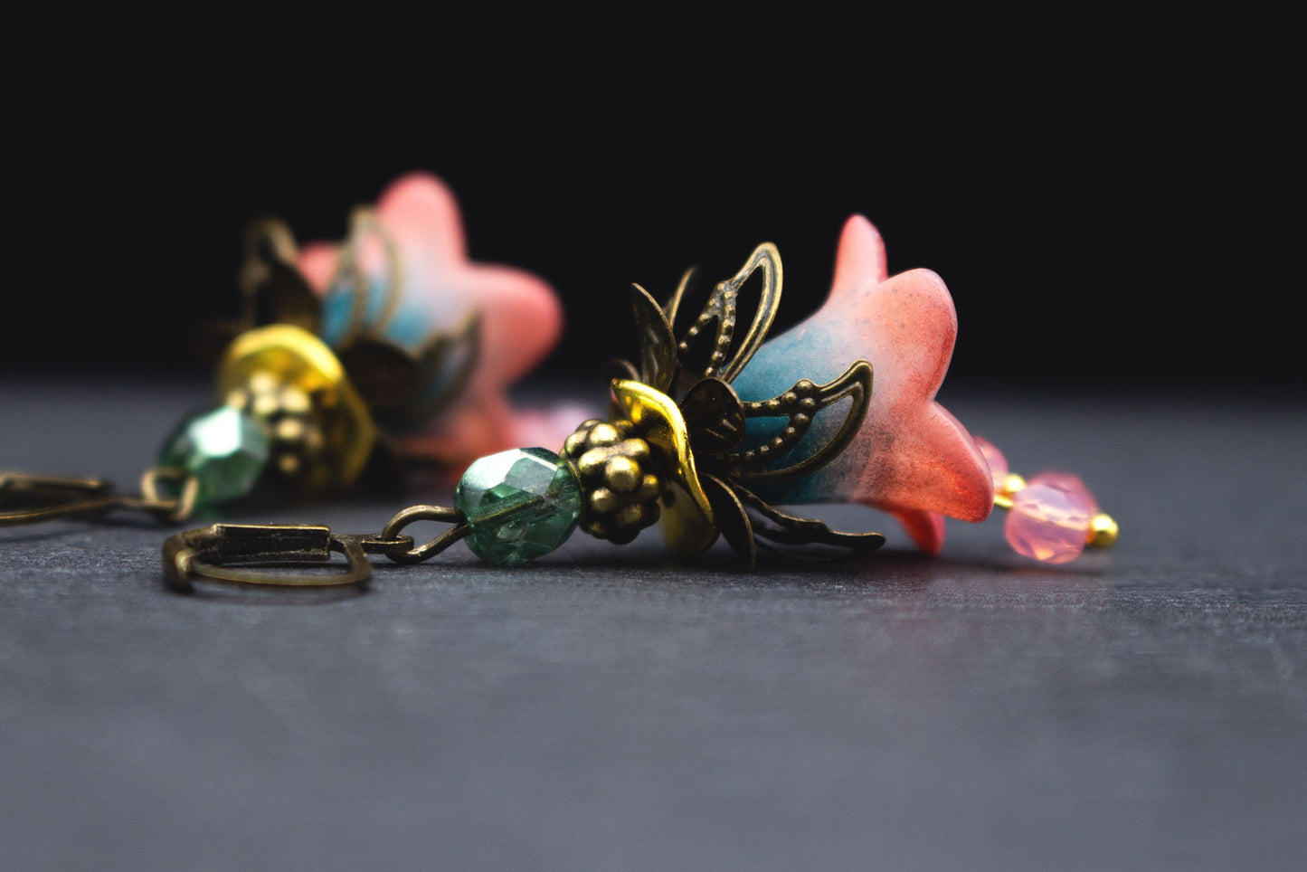 Blütenohrringe handbemalt in Grün Lachsrosa mit Glasperlen – romantischer Boho Schmuck