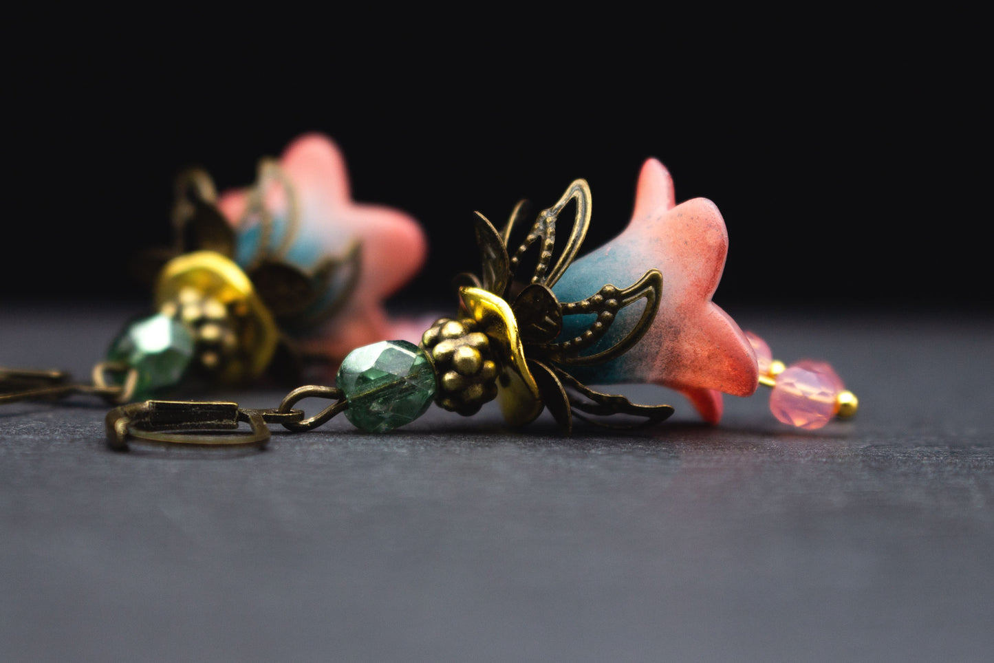 Handbemalte Blütenohrringe Farbverlauf Grün Lachsrosa – Ohrschmuck für Hochzeit Sommer