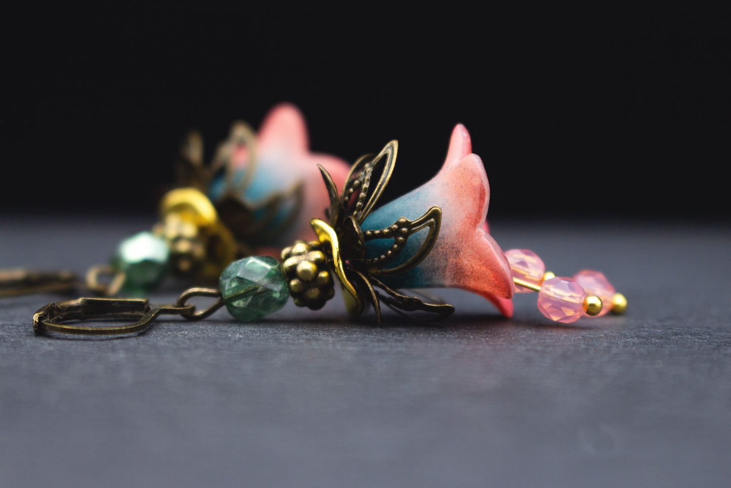Blütenohrringe Grün Lachsrosa mit Glasperlen – floraler Schmuck romantisch verspielt