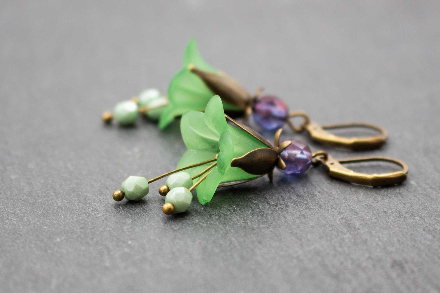 Verspielte Blütenohrringe in Grün Lila mit Glasperlen – eleganter Schmuck für Damen