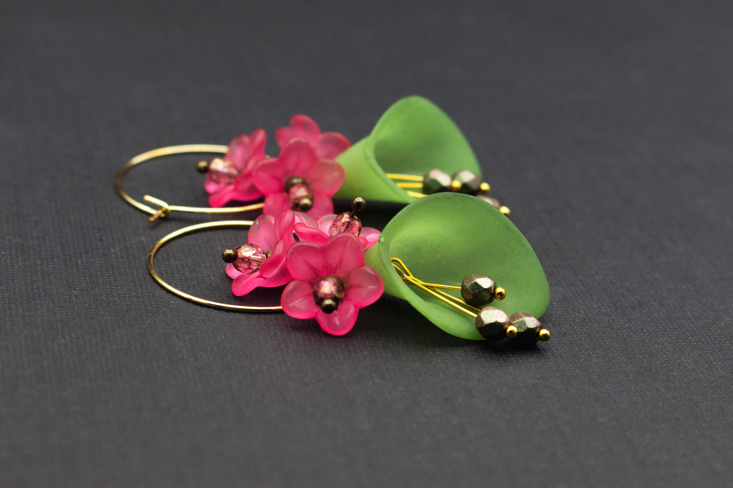 Ohrhänger mit pinkfarbenen Blüten und grünen Details – eleganter Schmuck mit Glasperlen