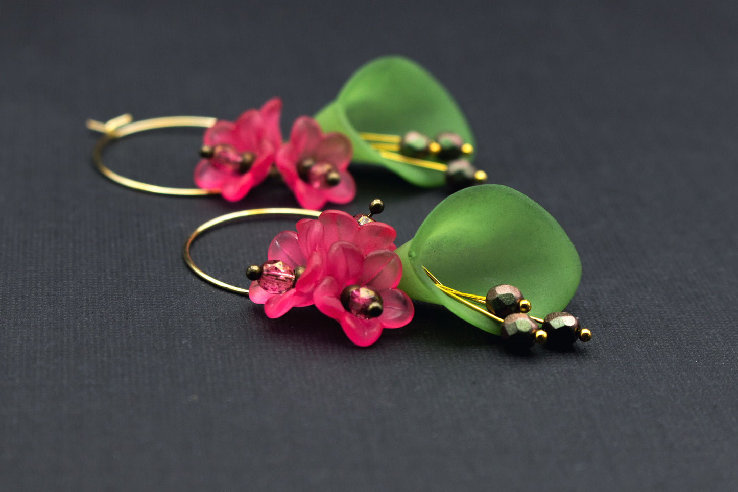 Creolen mit Blüten in Grün Pink – auffälliger Schmuck für Sommer und Feste