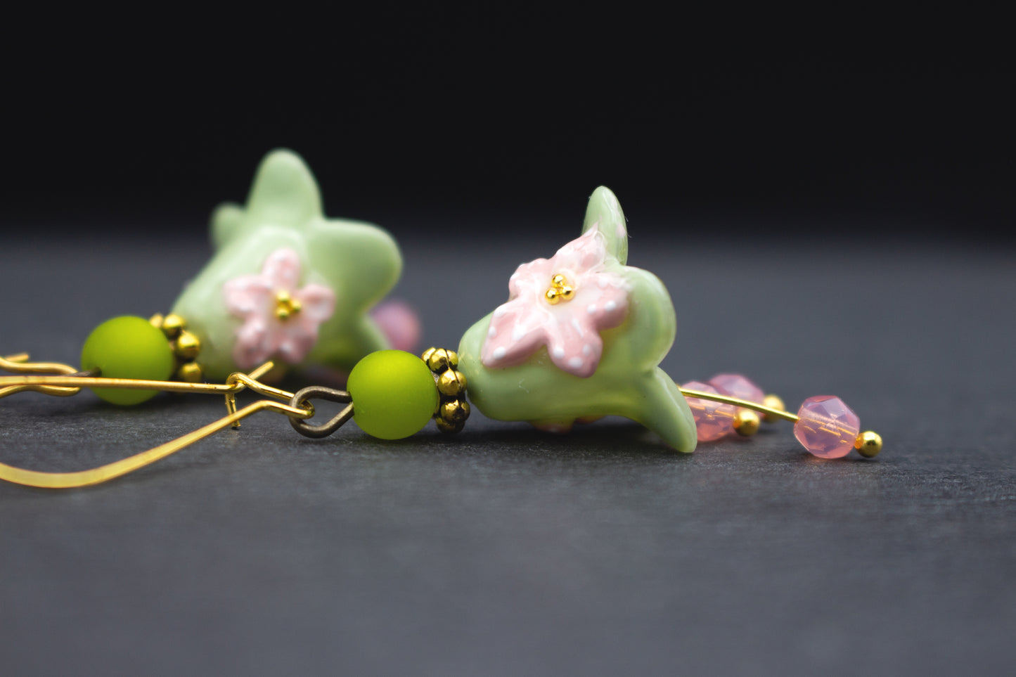 Blütenohrringe Grün Rosa mit Glasperlen – romantischer Schmuck für Hochzeit oder Geschenk