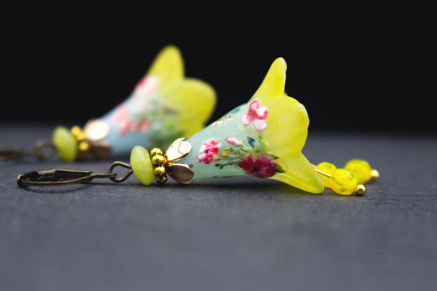 Blütenohrringe mit Farbverlauf Hellblau Gelb – romantischer Schmuck verspielt Vintage