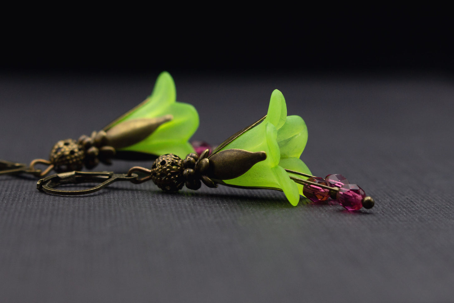 Sommerliche Blütenohrringe Hellgrün und Fuchsia – bunter Schmuck für Frauen