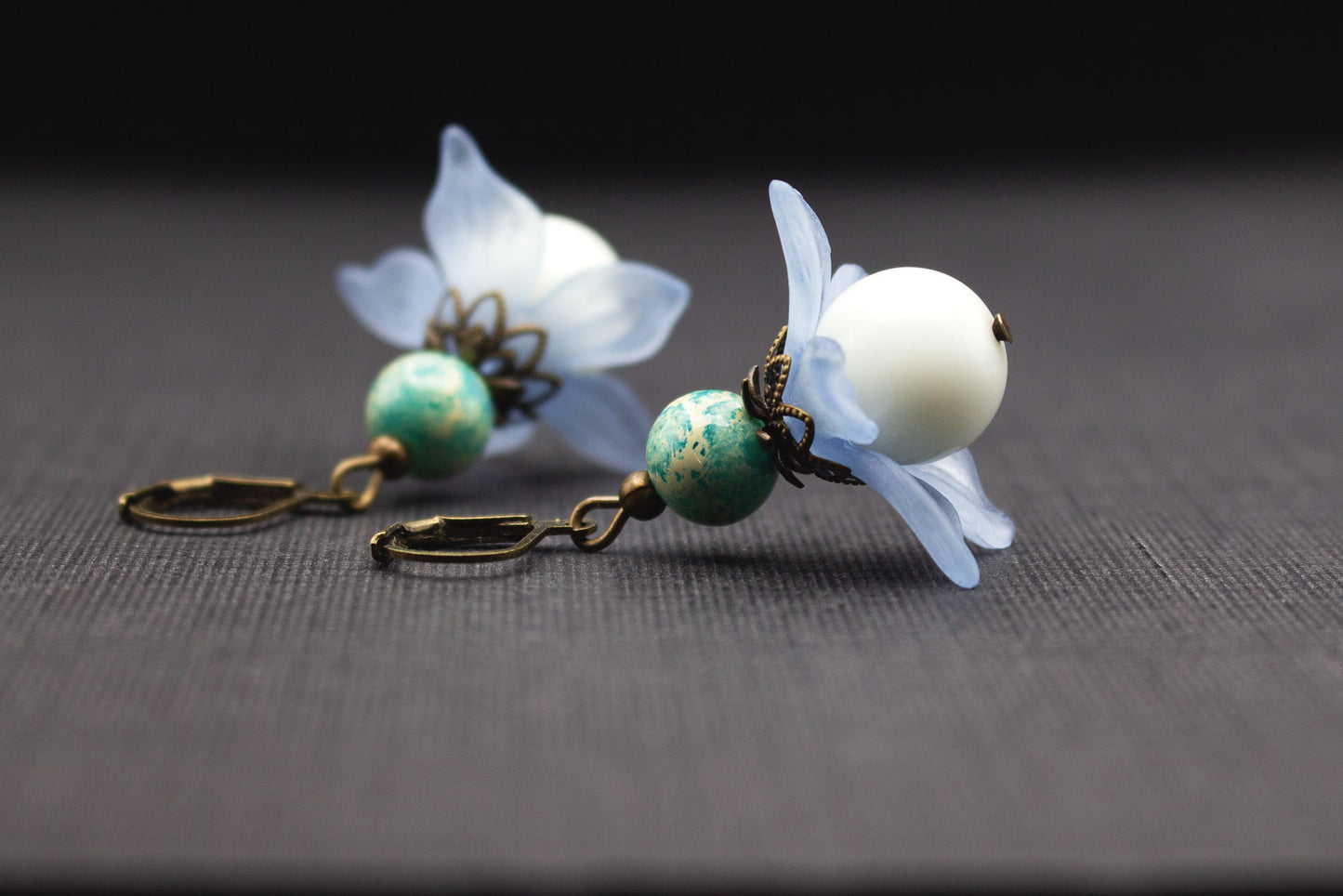Himmelblaue Acrylblüten Ohrringe mit weißer Glasperle und Keramik – eleganter Schmuck