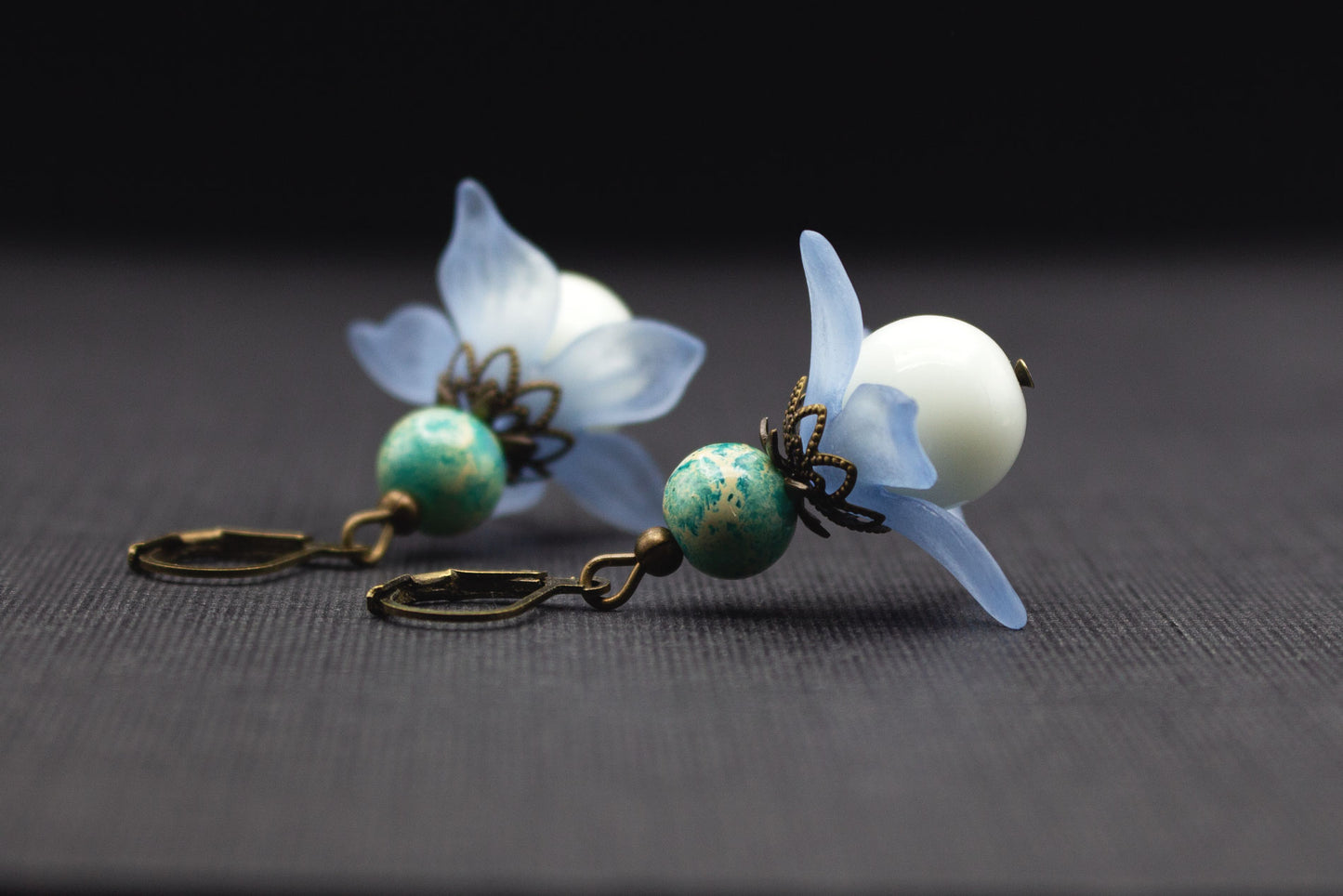 Blütenohrringe Himmelblau Weiß – Schmuck mit Glasperlen für Hochzeit