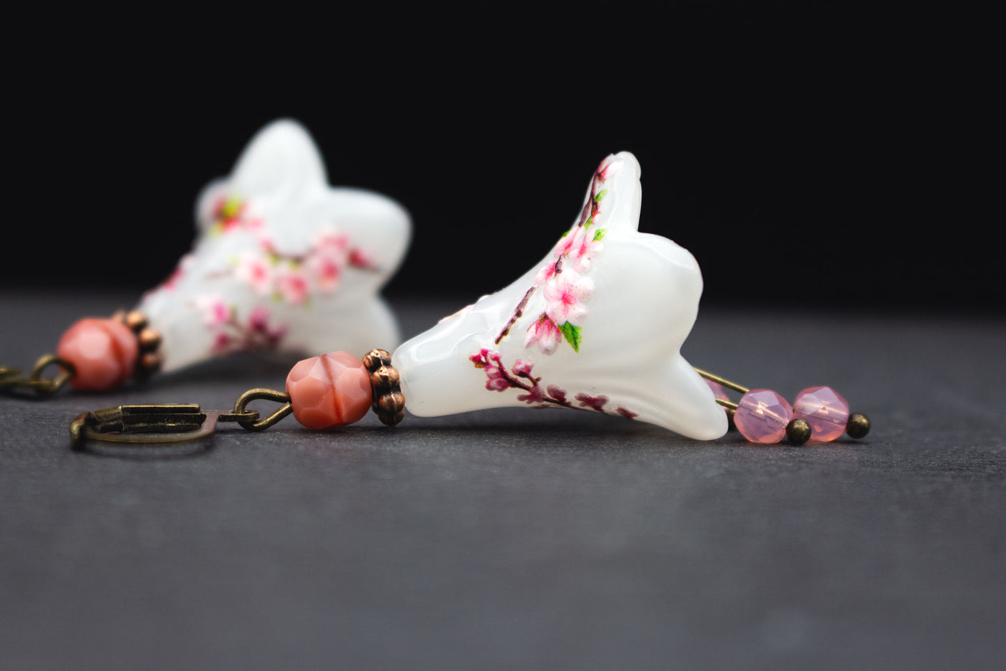 Handbemalte Kirschblüten-Ohrringe Milchweiß Rosa – femininer Ohrschmuck verspielt Vintage