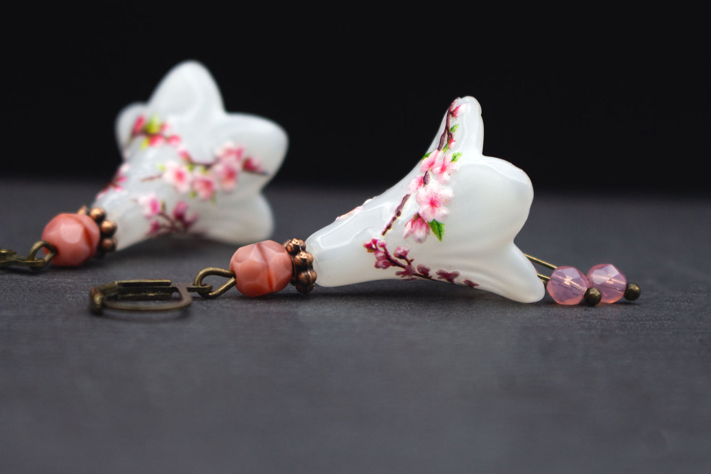Blütenohrringe Milchweiß Rosa mit Kirschblütenmotiv – romantischer Schmuck für Bräute