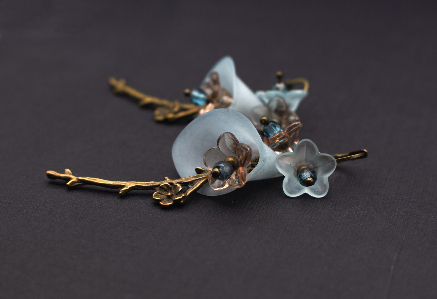 Elegante Kirschblüten-Ohrringe in Blau mit goldfarbenen Zweigen
