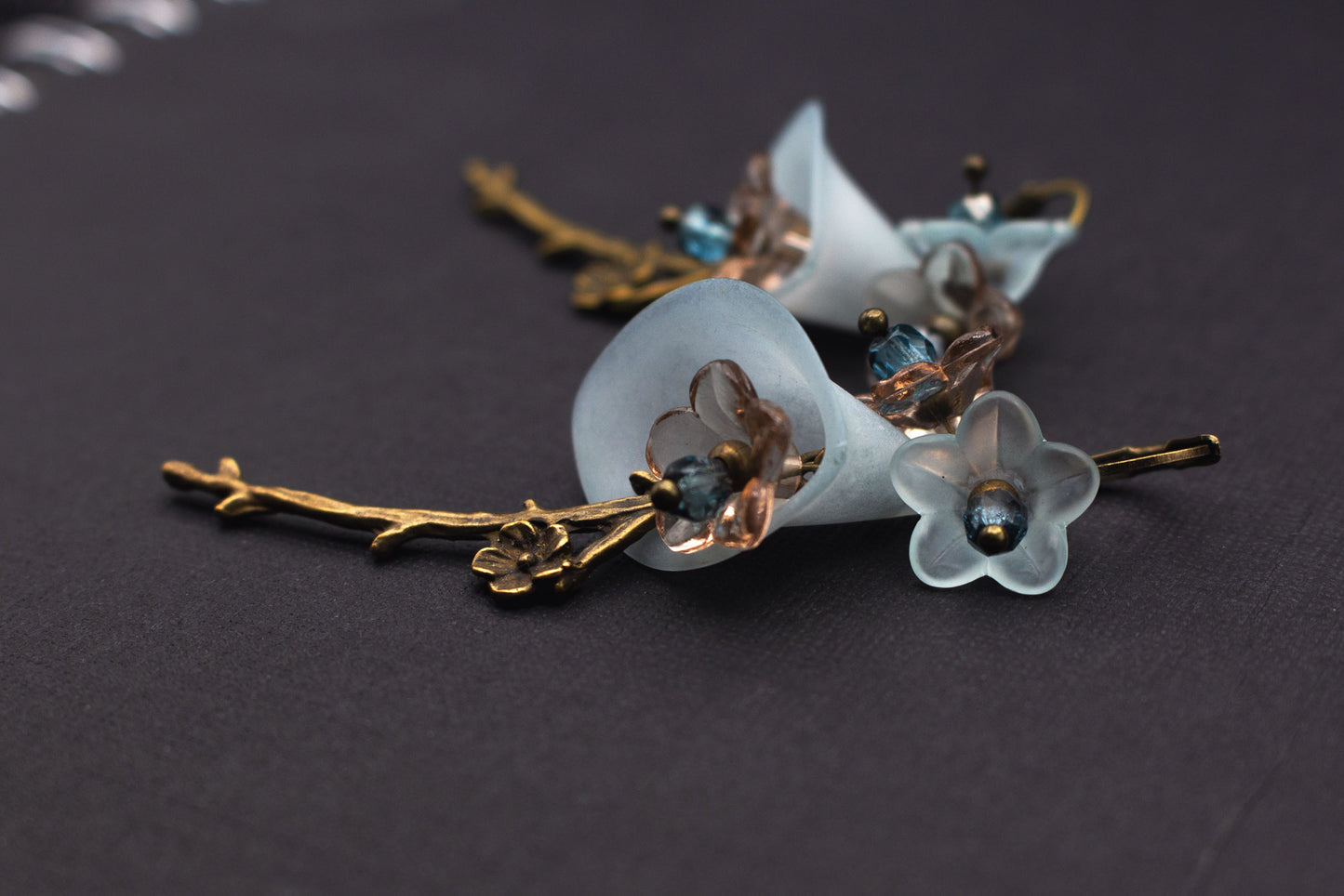 Handgefertigte Ohrringe mit Kirschblüten Hellblau – romantischer Schmuck