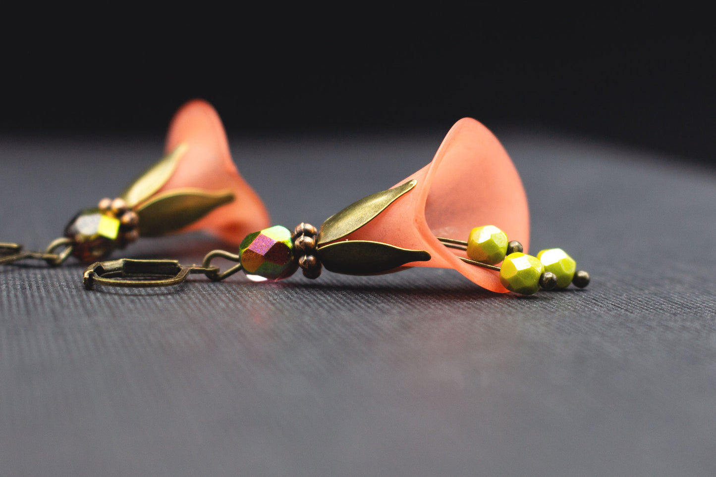 Ohrringe mit Acrylblüten Lachsrot und Glasperlen – romantischer Schmuck für Frauen