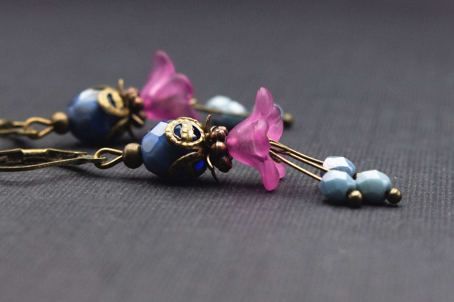 Blütenohrringe Lila Blau Antik Bronze – romantischer Schmuck für Sommer Hochzeit