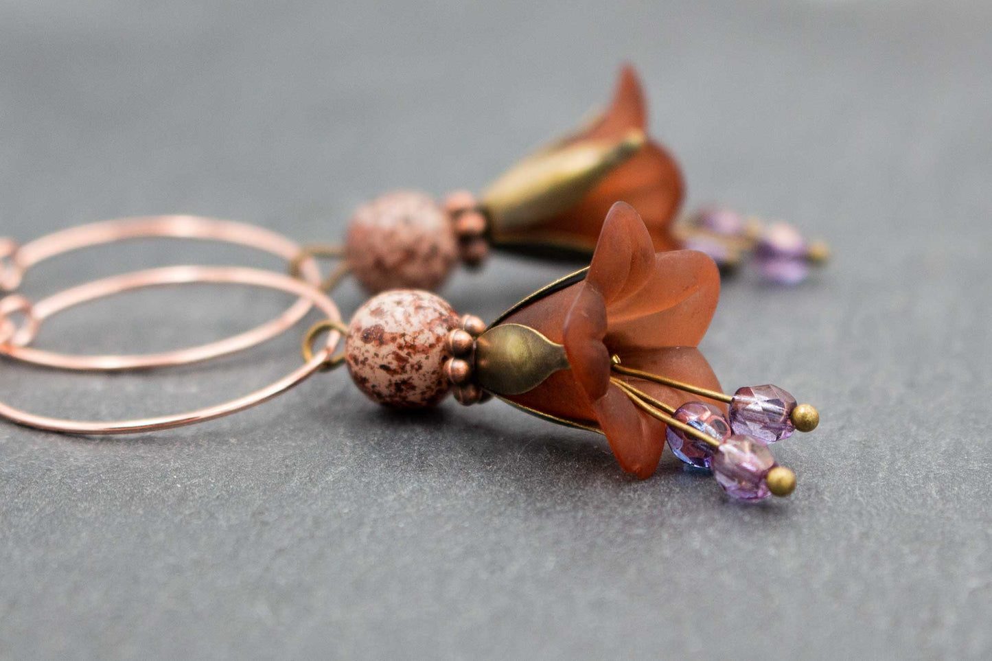 Creolen mit Blüten in Braun und Lila – eleganter Schmuck mit Glasperlen