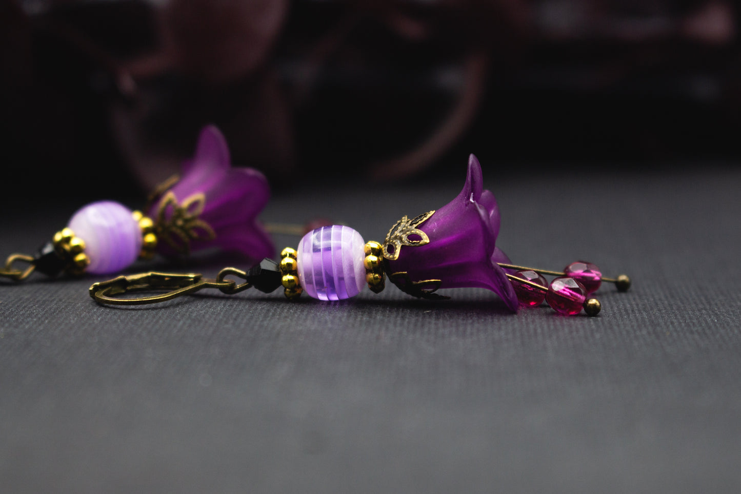 Handgefertigte Blütenohrringe Lila Gold – leichter, eleganter Schmuck