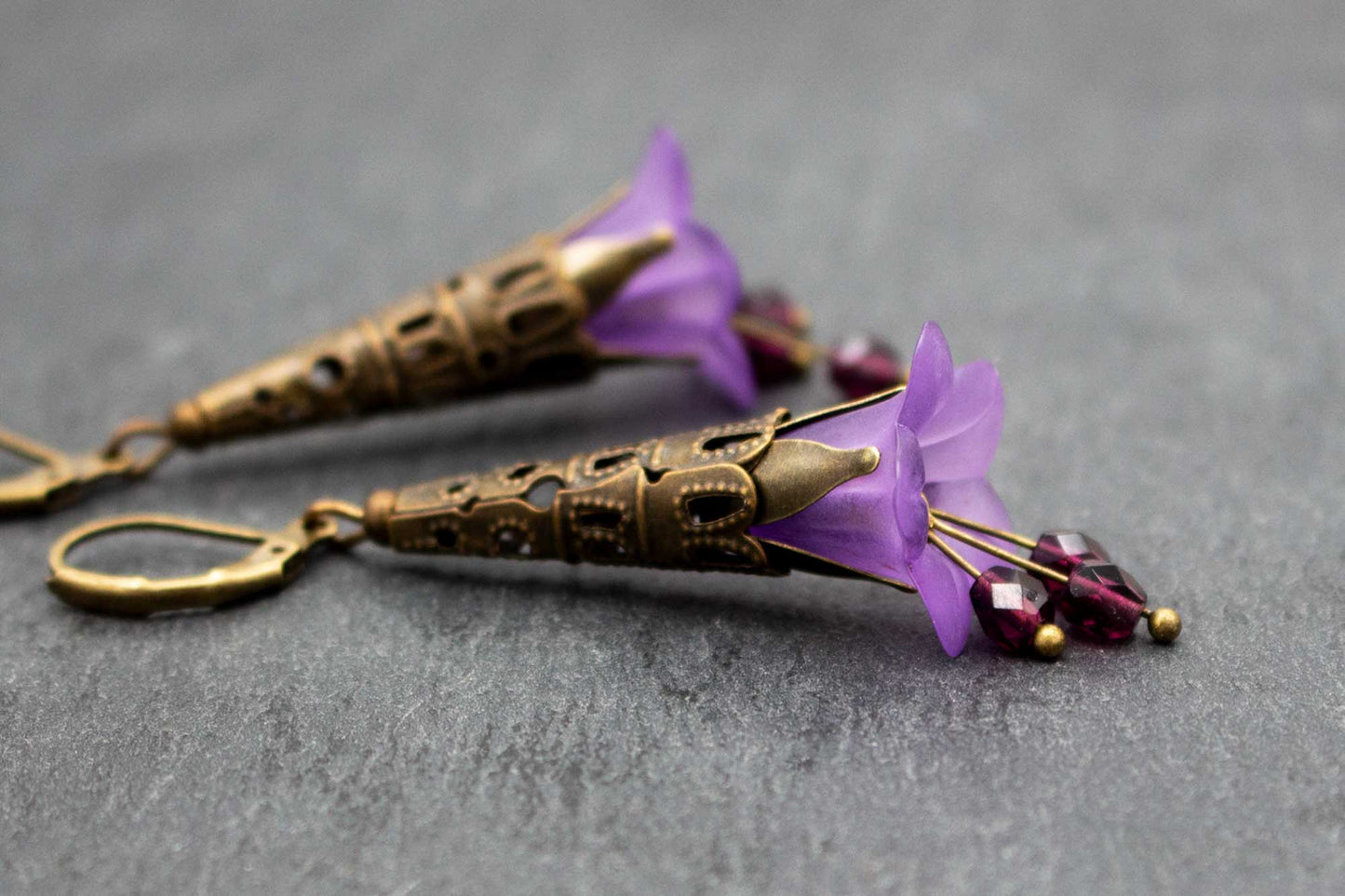 Blütenohrringe in Lila mit Glasperlen – elegante Ohrhänger in Antik-Bronze