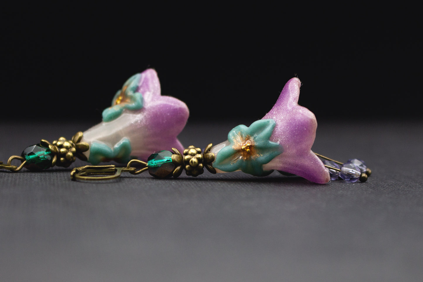 Lila Blütenohrringe mit grünen Akzenten – romantischer handbemalter Schmuck