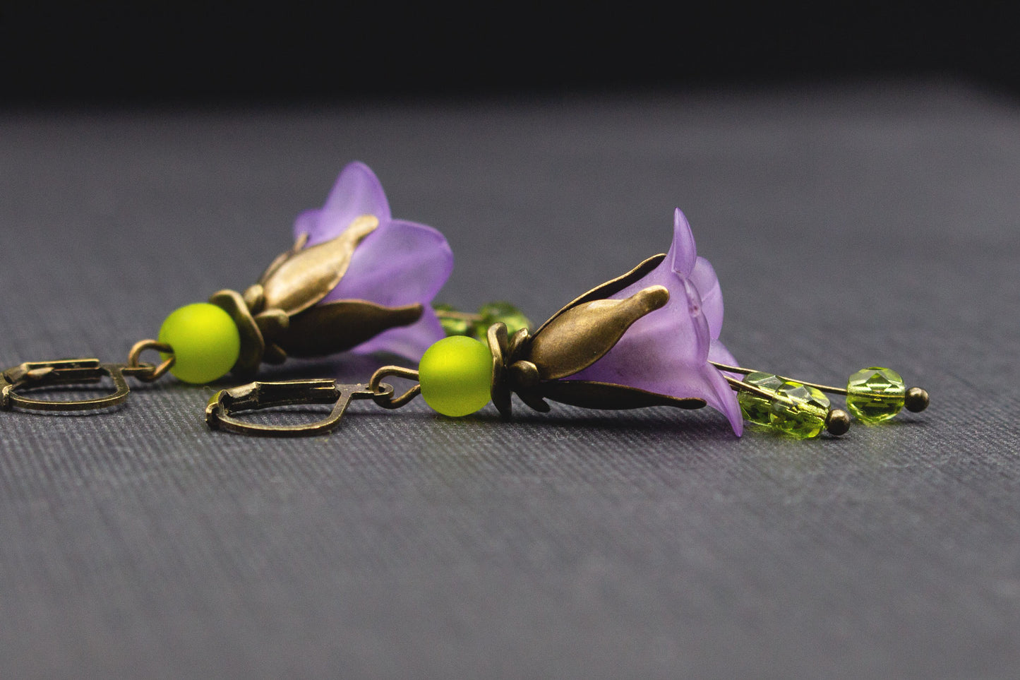 Detailaufnahme der Acryl-Glockenblumen in Lila mit olivgrünen Glas- und Polaris-Perlen