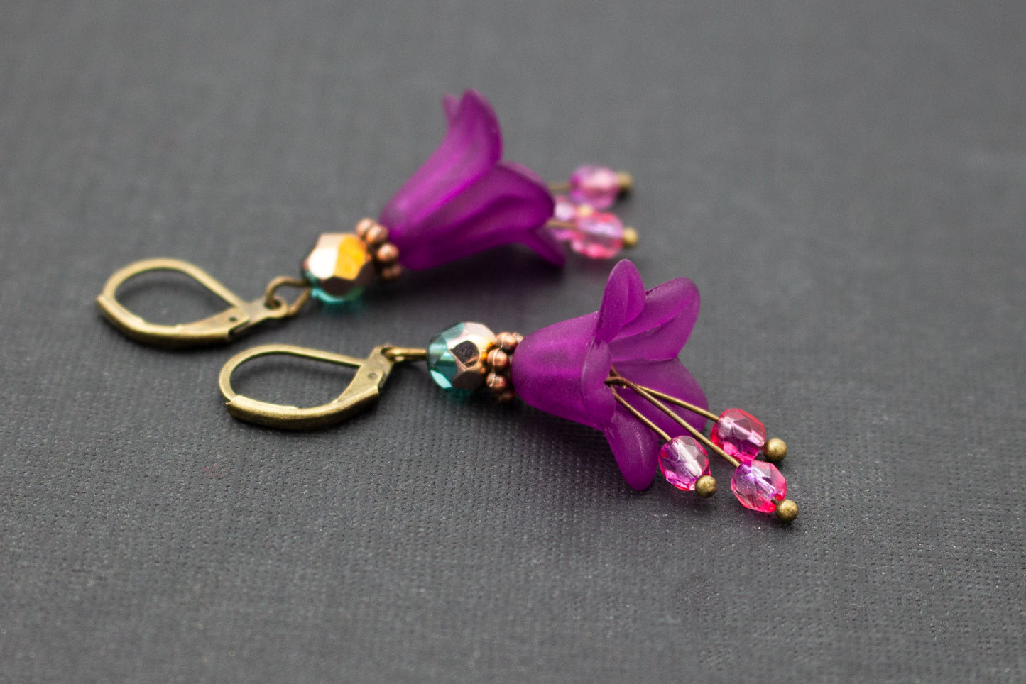 Florale Ohrringe in Lila und Türkis – Schmuck für Frauen