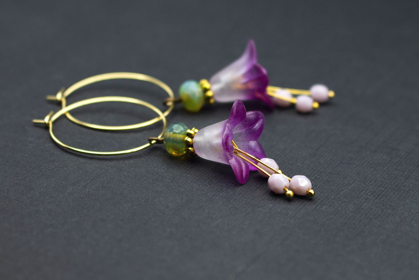 Ohrhänger mit Blüten in Lila Weiß und Olivgrün – eleganter Schmuck mit Glasperlen
