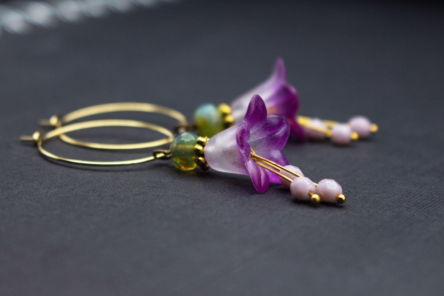 Creolen mit Blüten in Lila und Weiß – romantischer Schmuck für festliche Anlässe