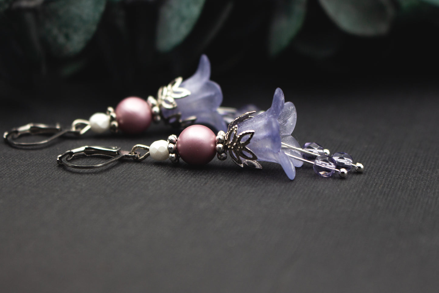 Elegante Lavendel-Weiß Ohrringe mit Glasperlen und Silber – leichte, frostige Glockenblüten für die Winterzeit.