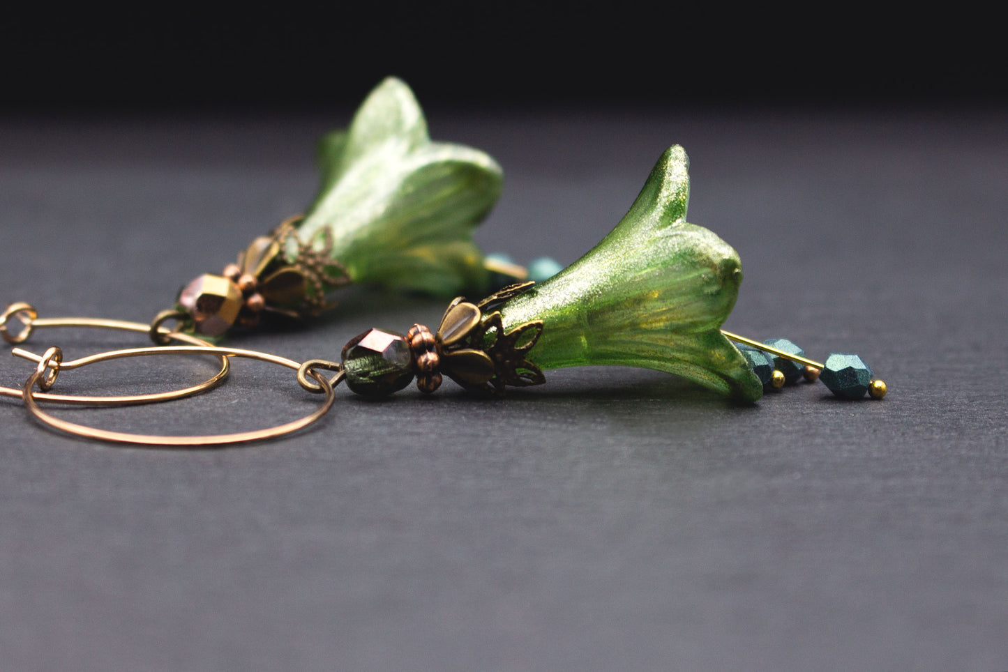 Elegante Blütenohrringe Lindgrün mit Bronze und Glasperlen – Schmuck für Hochzeit und Alltag