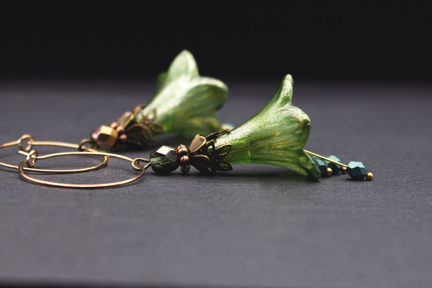 Creolen Ohrhänger Lindgrün mit Glasperlen und Glitzer – romantischer Vintage Schmuck