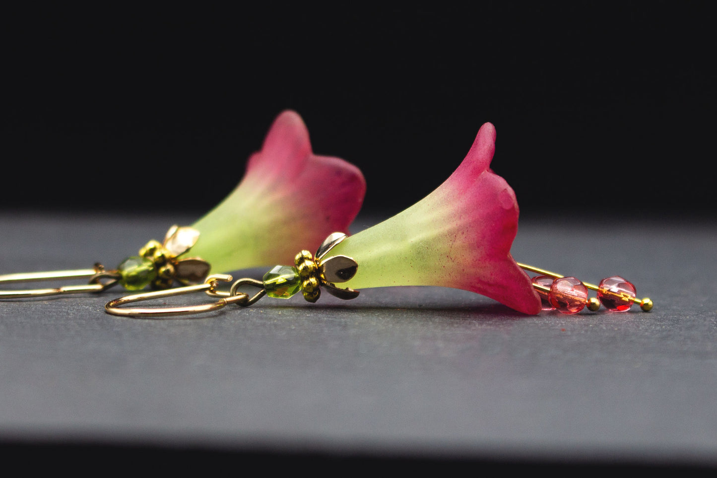Creolen Ohrringe mit Acrylblüten in Lindgrün und Fuchsia, Glasperlen in Rosa und Olivgrün – verspielter Schmuck