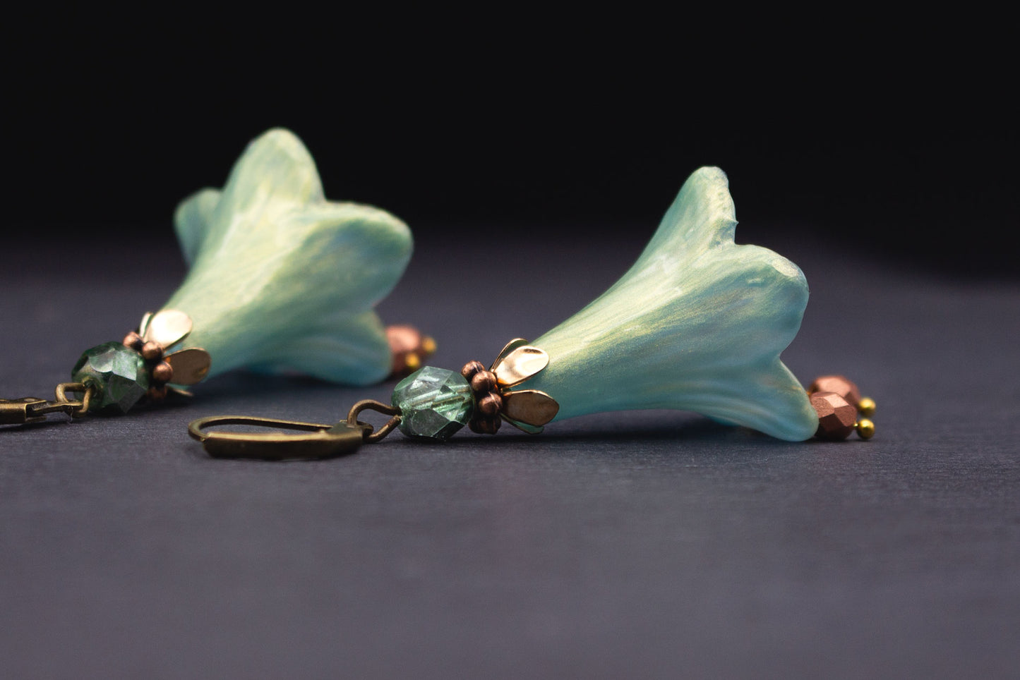 Romantische Blütenohrringe Mint mit Lindgrün und Kupfer – eleganter Ohrschmuck mit Goldschimmer