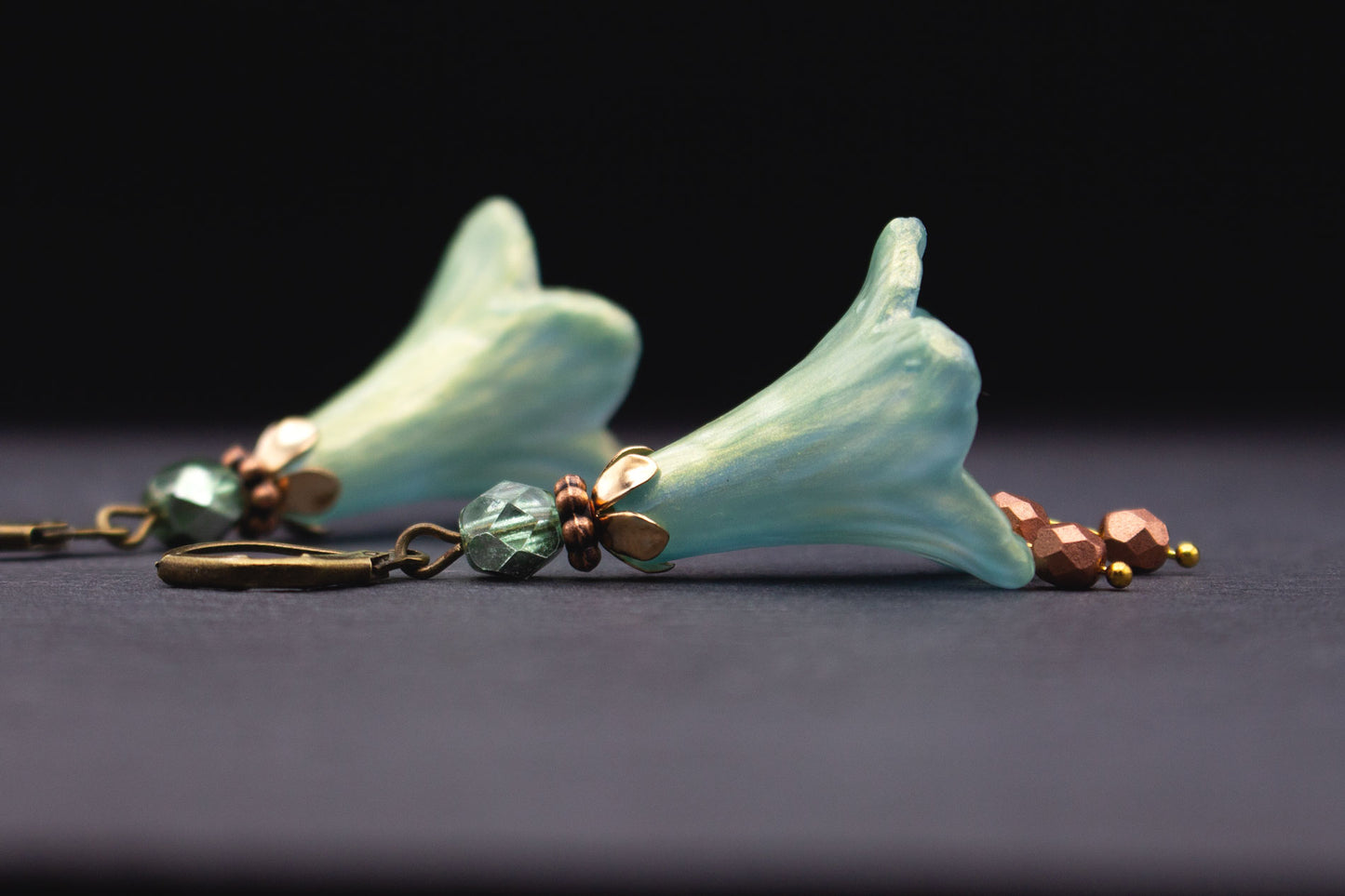 Romantische Blütenohrringe Mint mit Lindgrün und Kupfer – eleganter Ohrschmuck mit Goldschimmer