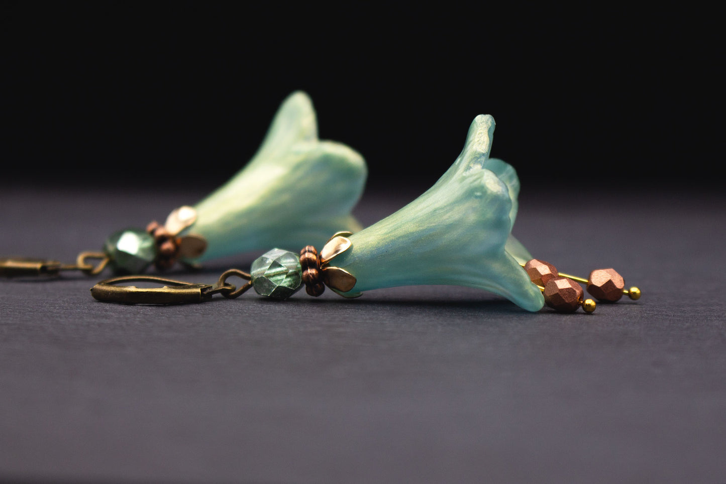Creolen Ohrringe mit Acrylblüten in Mintgold, Glasperlen in Kupfer und Lindgrün – stilvoller Schmuck