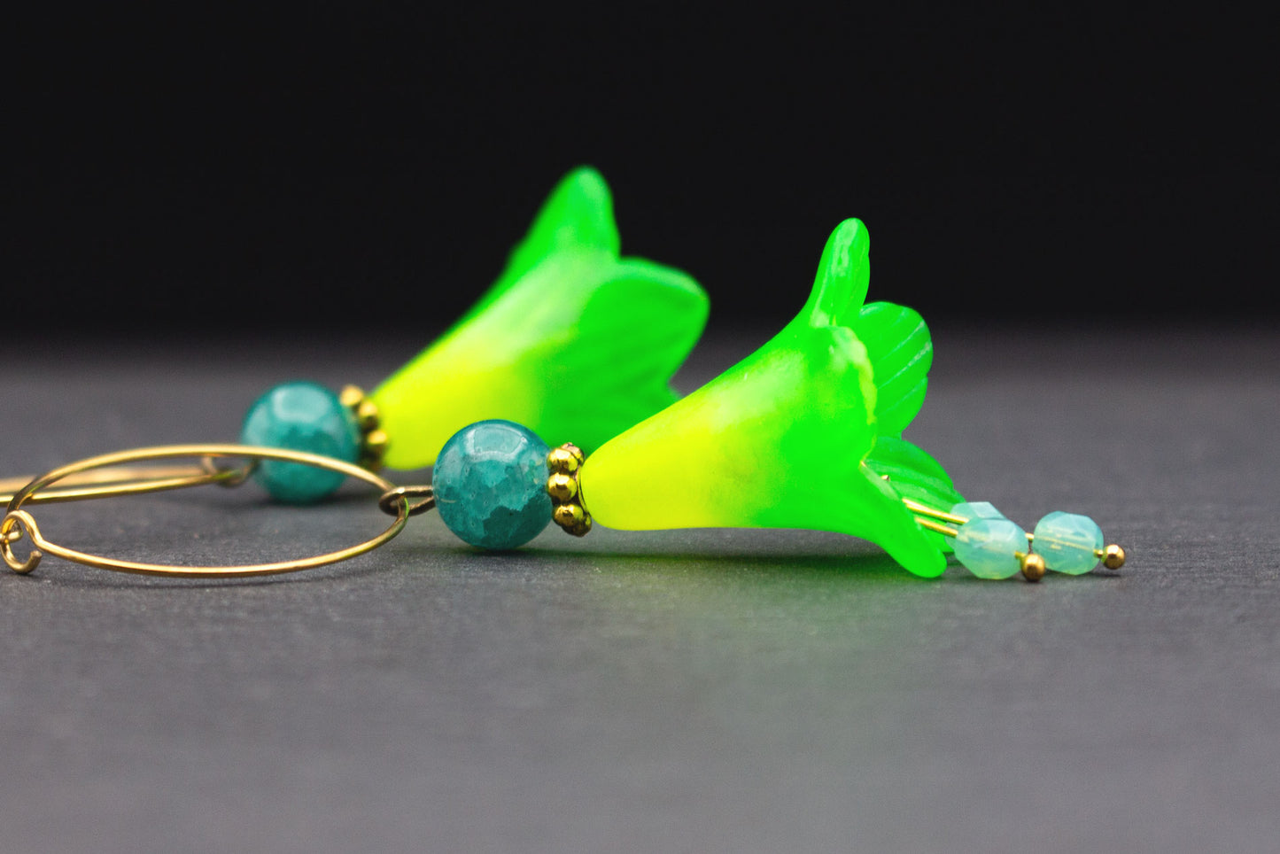 Creolen Ohrringe Neon Gelb Grün mit Crackle-Glasperlen Türkis – auffälliger Schmuck für Festival und Sommer