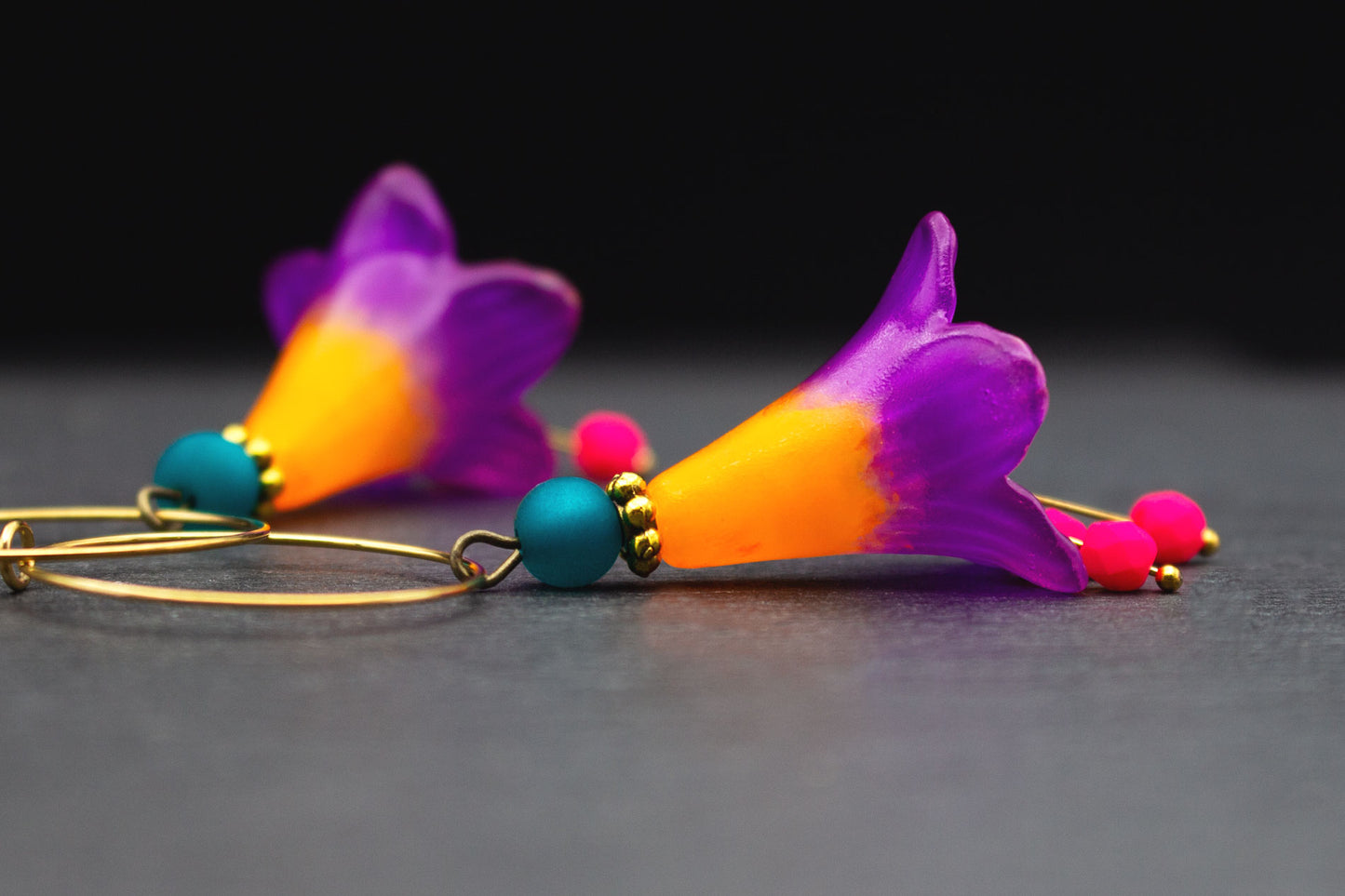 Creolen Ohrringe Neon Lila Orange mit Pink und Türkis Glasperlen – auffälliger Schmuck für Festival und Sommer