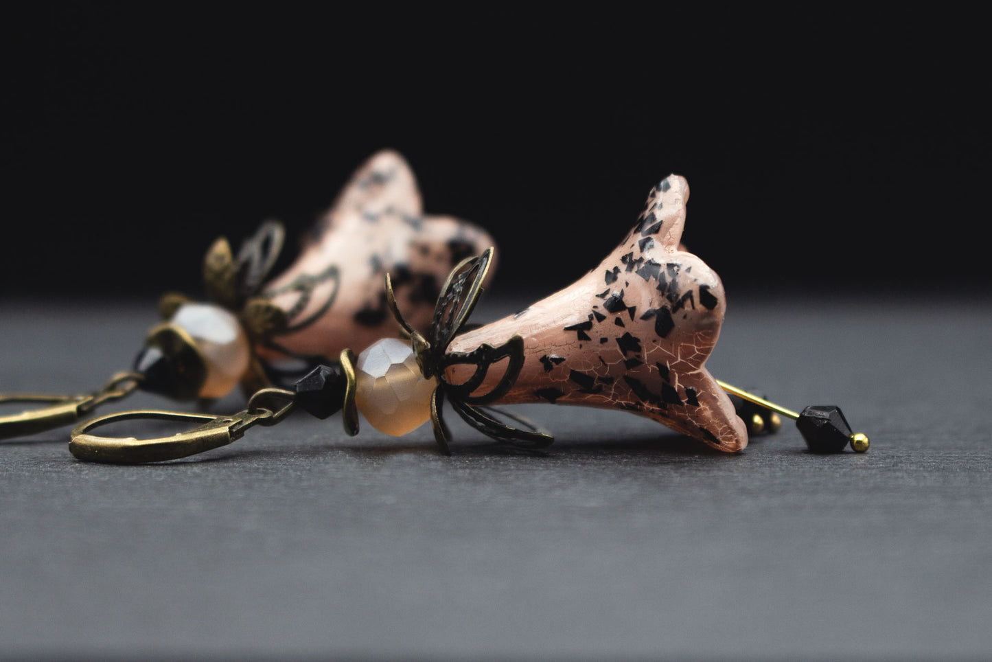 Blütenohrringe Nude Beige mit schwarzen Glasperlen – romantischer Ohrschmuck