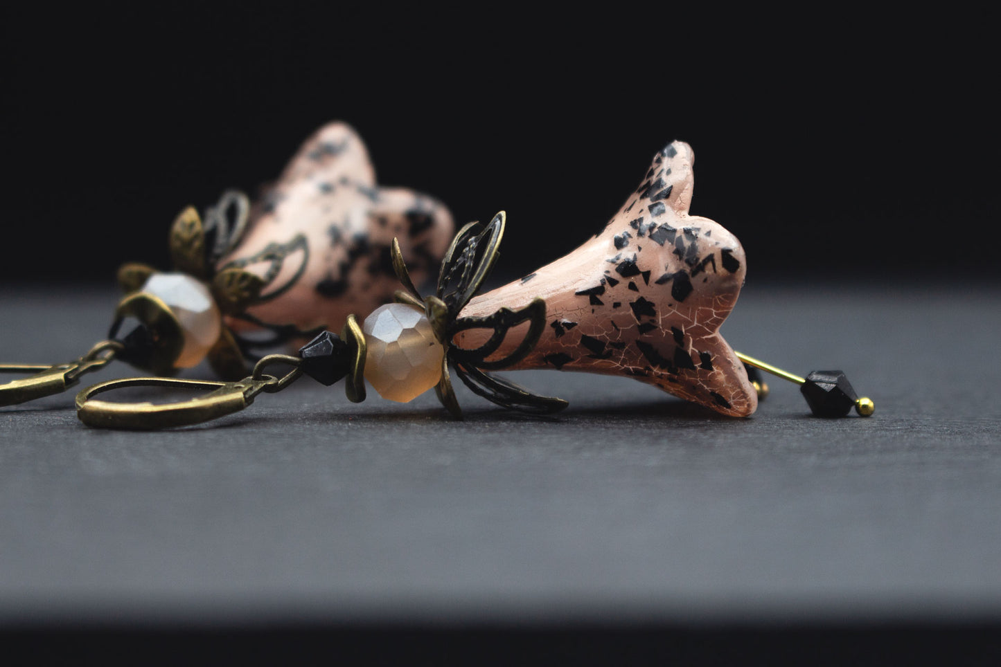 Handbemalte Ohrringe Nude Beige Schwarz Gold mit Blüten – edler Schmuck