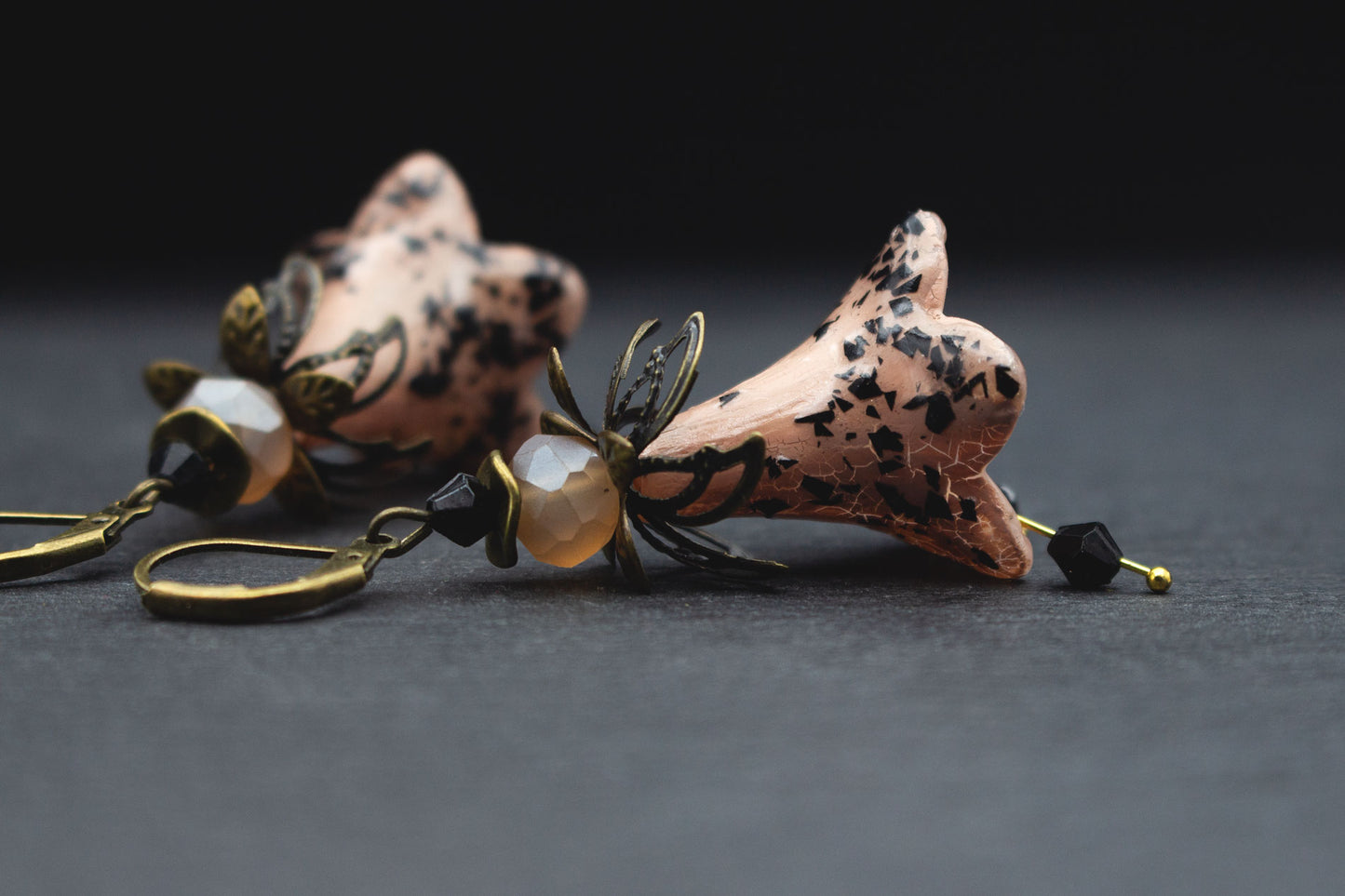 Nude-Beige Blütenohrringe mit Glasperlen in Schwarz und Gold – stilvoll und elegant