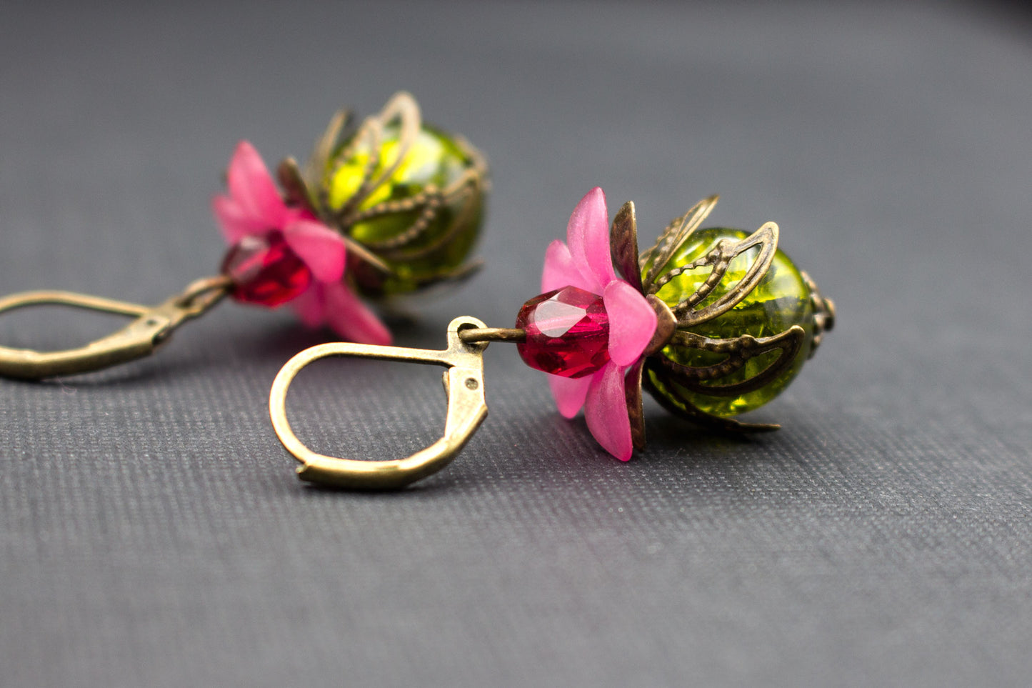 Blütenohrringe Olivgrün und Pink mit Crackle-Perlen – verspielter Schmuck in Bronze