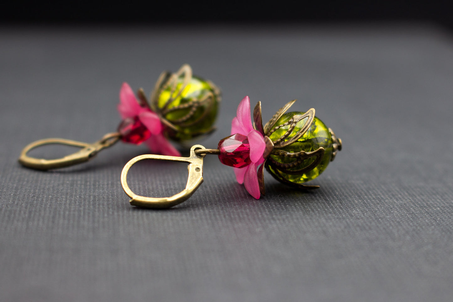 Handgefertigte Ohrringe in Olivgrün und Fuchsia mit floralen Details