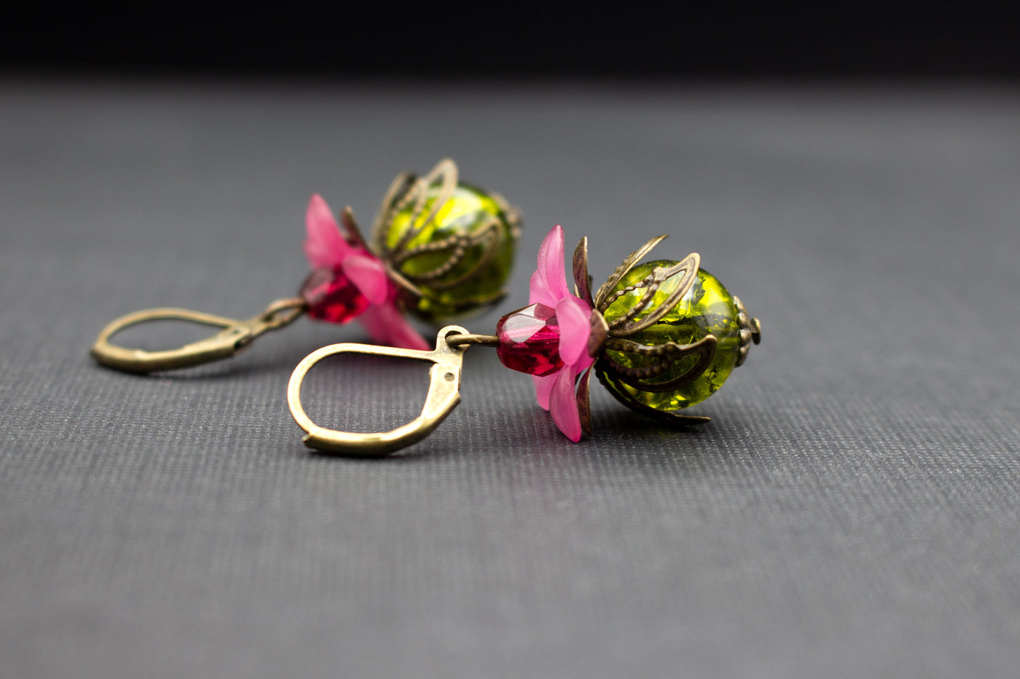 Ausdrucksstarke Blütenohrringe Olivgrün-Pink – romantischer Schmuck