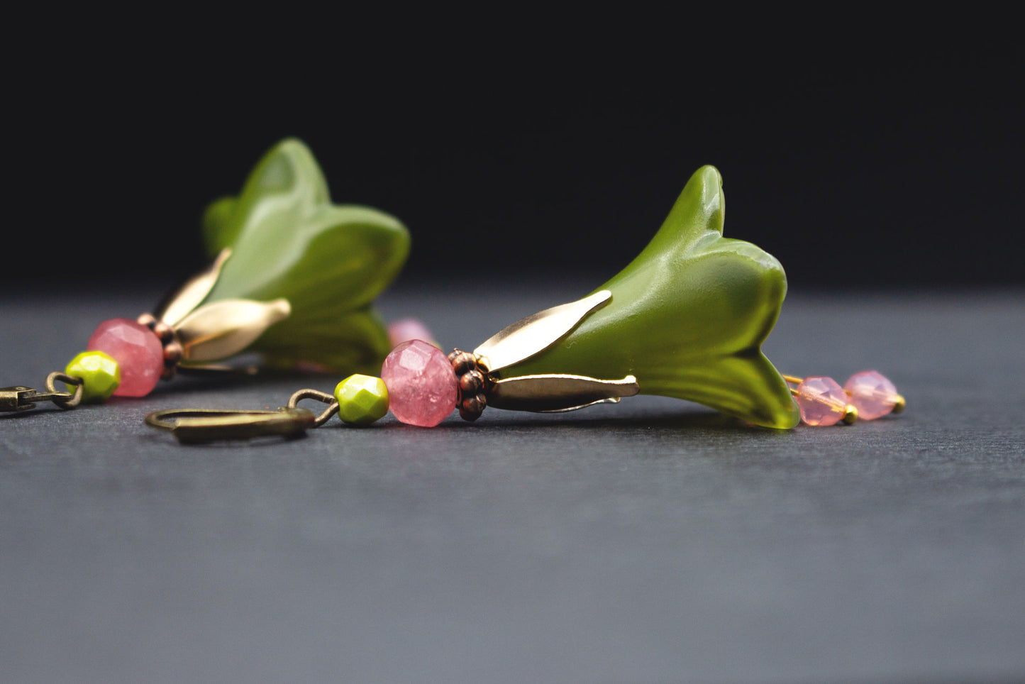 Handbemalte Blütenohrringe Olivgrün Rosa mit Glasperlen – floraler Ohrschmuck verspielt Vintage