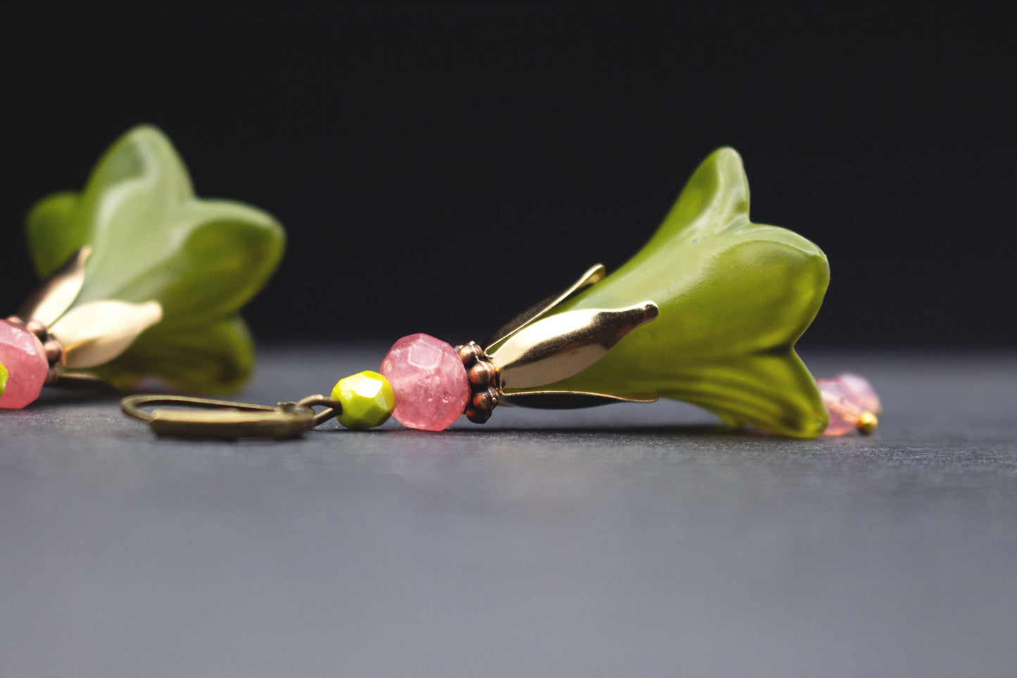 Blütenohrringe Olivgrün Rosa – romantischer Schmuck für Sommer und Brautjungfern