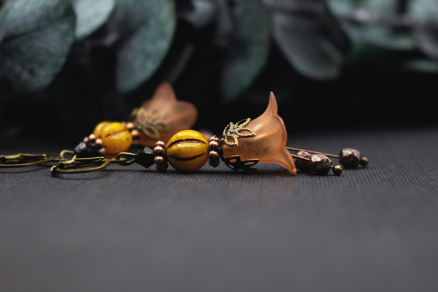 Schmuckohrringe in Orange und Gelb mit Bronze und Glasperlen – natürliche, warme Ohrhänger für herbstliche Outfits.