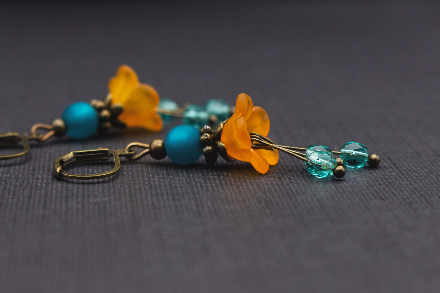 Handgemachte Blütenohrringe in Orange und Türkis – romantischer Schmuck
