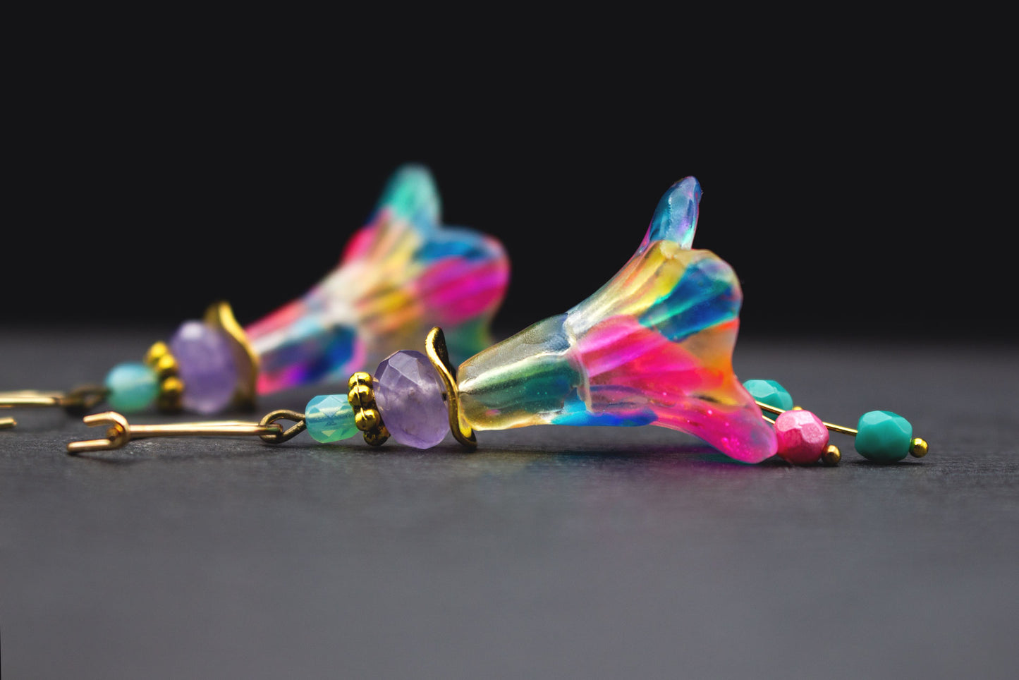 Blütenohrringe bunt im Pastell-Design mit Glasperlen – verspielte Creolen Ohrhänger